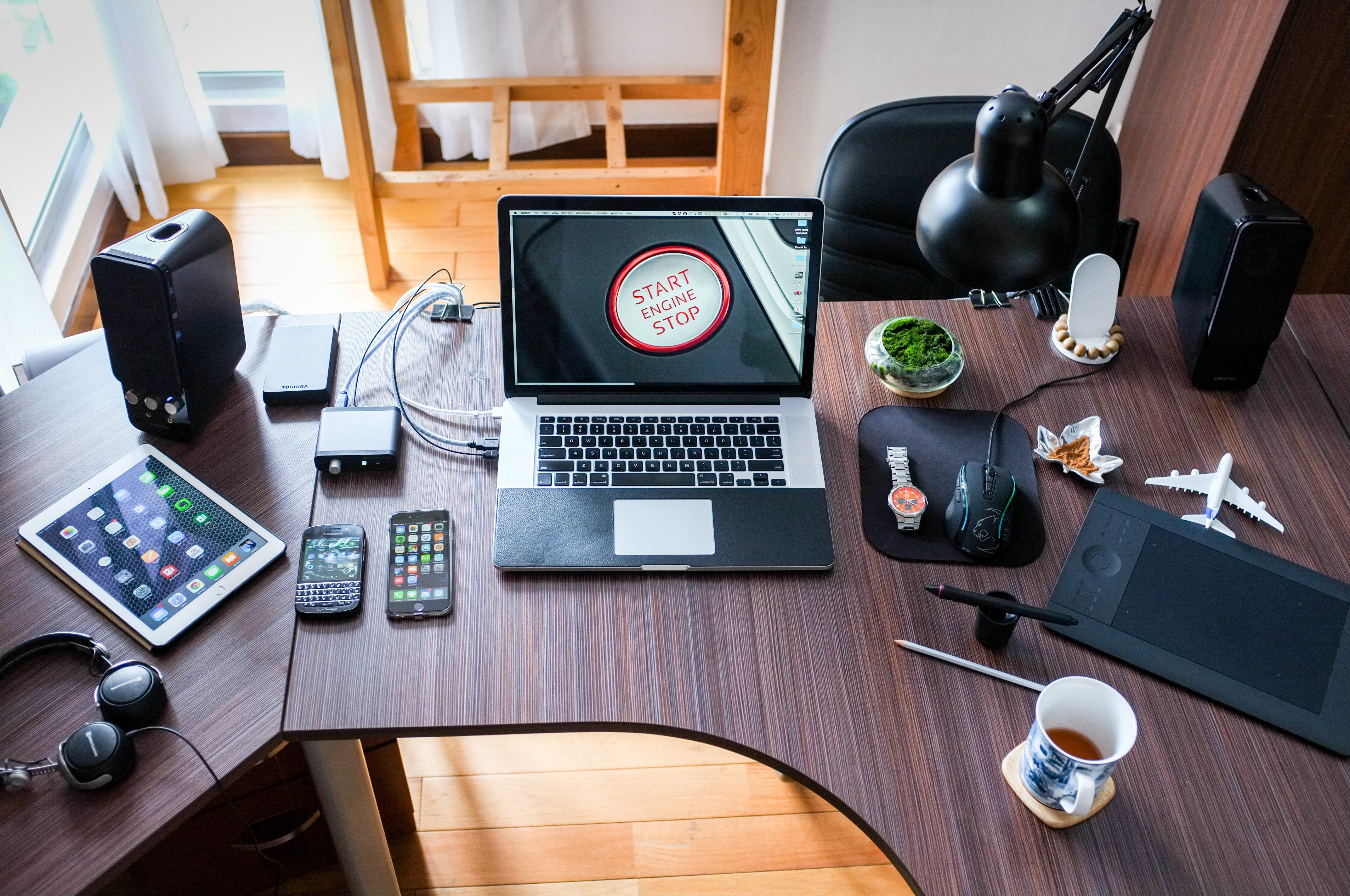 apple-coffee-computer-desk-356056.jpg